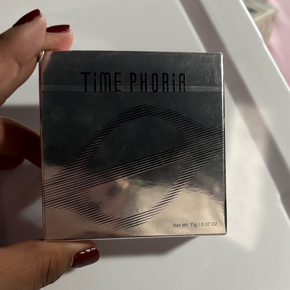 Silver Makeup Foundation - Picture 4 of 4